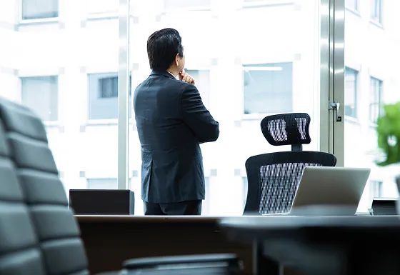 悩むビジネスマン