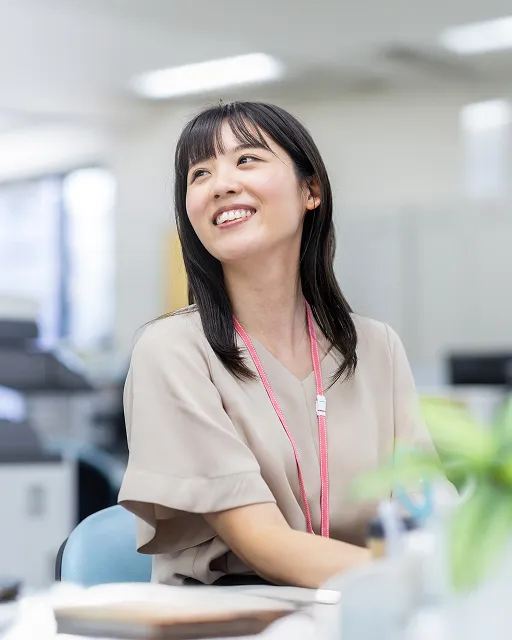 笑顔の女性社員