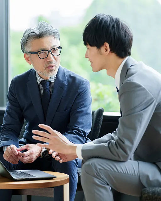 会話するビジネスマン2人